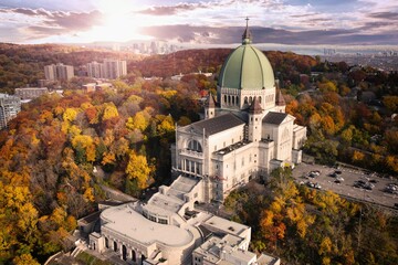 Montreal Oratoire St-Joseph with autumn colourful threes - obrazy, fototapety, plakaty