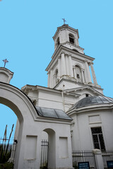 old abandoned red brick building against a gray-white autumn sky