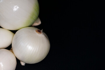 A group white onion heads in the left half of the screen. The right part is free for advertising.