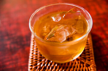 冷えた麦茶の汗