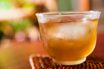 冷えた麦茶の汗