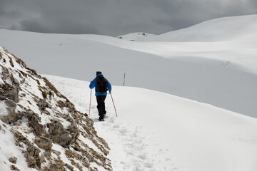 Fototapeta na wymiar Montañero dirigiéndose al refugio de Auronzo en la ruta a las tres cimas de Lavaredo, en los Dolomitas italianos.