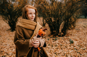 Young girl posing in the autumn park