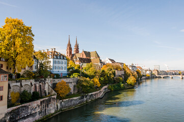 Obraz premium Basel, Münster, Altstadt, Pfalz, Rhein, Rheinbrücke, Grossbasel, Kirche, Basler Münster, Altstadthäuser, Herbst, Herbstmesse, Basel-Stadt, Schweiz