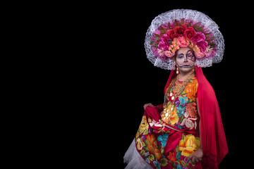 
Catrina mexicana con vestido bordado en flores y collares de oro, coloridos mantones celebrando el día de muertos, 1 de noviembre