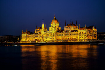 Fototapeta na wymiar Edificio de noche del Parlamento de budapest