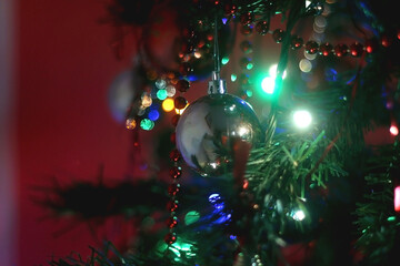 Obraz premium Colorful ornaments on a Christmas tree at night. Selective focus.