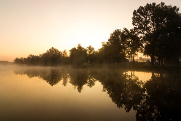Fototapeta na wymiar sunrise over the lake