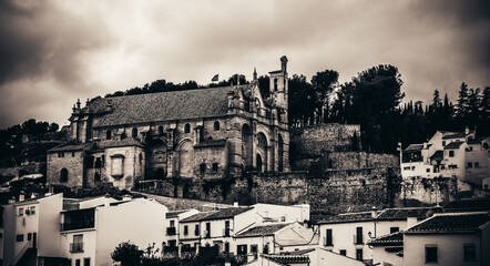 panoramica con iglesia en lo alto de un pueblo