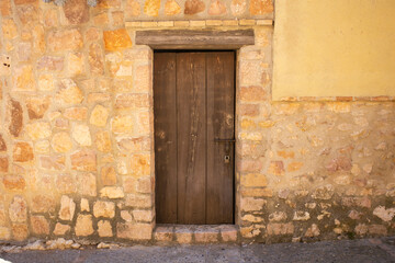 Fototapeta na wymiar Old wood door from a medieval town in Spain.