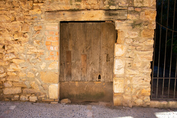 Fototapeta na wymiar Old wood door from a medieval town in Spain.
