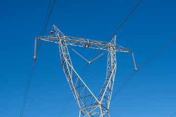 Torres metálicas de alta tensión eléctrica