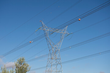 Torres metálicas de alta tensión eléctrica