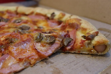 qiuck pizza snack at dinner time