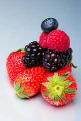 積み上げた様々なベリー