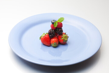 積み上げた様々なベリー