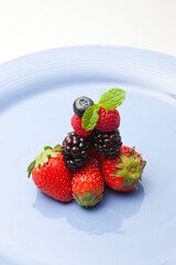 積み上げた様々なベリー