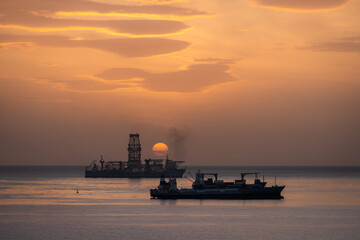Barcos anclados en la bahía de Las Palmas de Gran Canaria cuando empieza a salir el sol