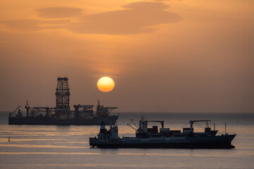 Barcos anclados en la bahía de Las Palmas de Gran Canaria al amanecer. Primer plano