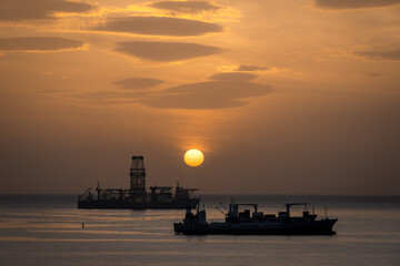 Obraz premium Barcos anclados en la bahía de Las Palmas de Gran Canaria al amanecer.