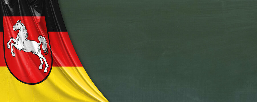Schultafel mit der Flagge vom Bundesland Niedersachsen ein Banner.