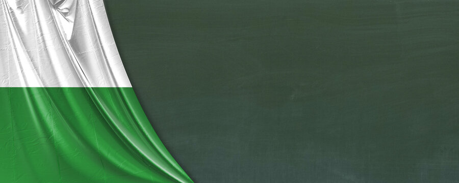 Flagge vom Bundesland Sachsen auf einer Schultafel als Banner.