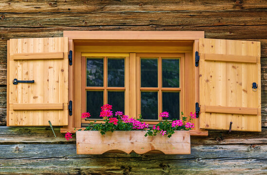 Chalet - urig - Fenster - Holz - Alpe - Allg&auml;u