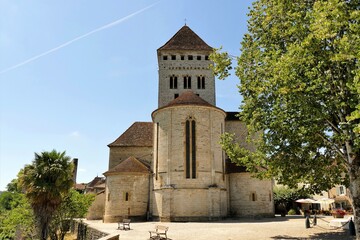 Fototapeta na wymiar L’abside de l’église Saint-André de Sauveterre-de-Béarn 