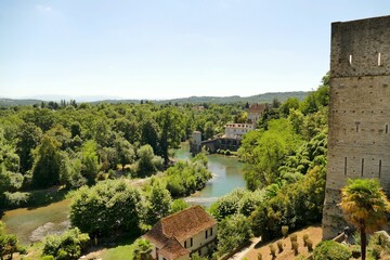 Fototapeta na wymiar Le Gave d’Oloron et le pont de la légende vus depuis les remparts de Sauveterre-de-Béarn