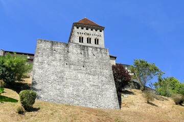 Les remparts et le clocher de l’église Saint-André de Sauveterre-de-Béarn