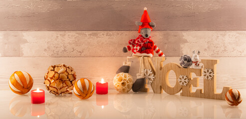 Décorations de Noël sur fond de bois	