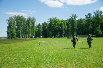 Obraz na płótnie Canvas Military camp. Soldiers running