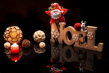 Décorations de Noël en bois avec reflet noir et espace pour texte.	