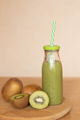 bodegón botella de zumo con kiwis