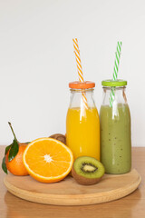 zumos de naranja y kiwi con fruta partida