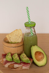 zumo de kiwi, tosta de jamón con aguacate y nachos con guacamole