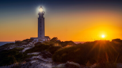 Faro de Trafalgar encendido en un atardecer de verano © Felisuco