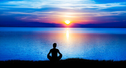 Naklejka na ściany i meble hombre meditando frente al mar