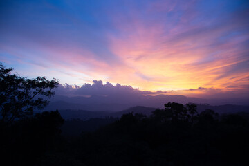 Obraz premium evening view and sunset from Pettigala and bambaragala is a hiking area situated in Teldeniya in the Kandy, Sri Lanka Surrounded by the Victoria reservoir and Knuckles mountain range