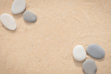 Fototapeta na wymiar Arrière-plan grains de sable de mer, sable fin de plage et galets ronds.