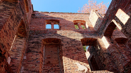 Zabytkowe mury starego pałacu. © WalDec