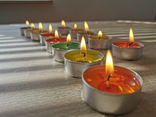 Brennende Kerzen in einer Reihe