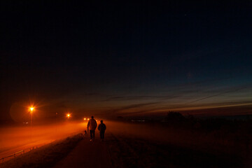 Strasse bei Nacht und Nebel