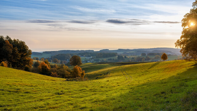 Sonnenaufgang &uuml;ber Niedercrinitz bei Zwickau