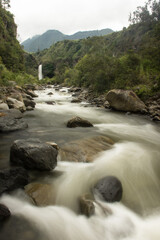 r&iacute;o selv&aacute;tico con cascada en monta&ntilde;as