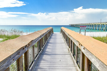 Obraz premium walkway to the beach