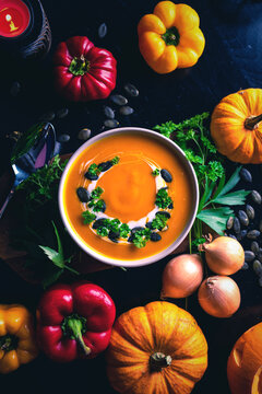 Naklejki Kürbissuppe mit Gemüse und Kräutern