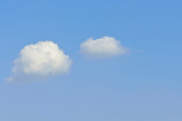 青空と二つの白い雲