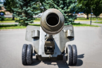 The muzzle of an artillery gun, selective focus.