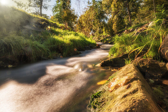 Weida flie&szlig;t durch das Seegebiet Mansfelder Land in herbstlicher Natur
